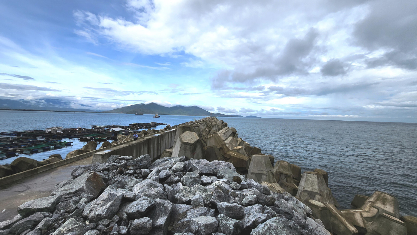 Đê chắn sóng cảng Chân Mây (giai đoạn 1).