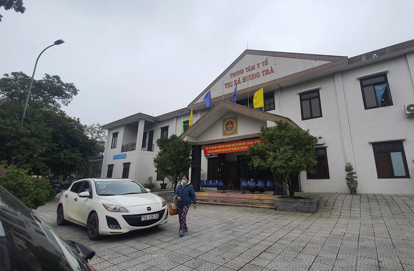 Nữ sinh L.T.H từng được đưa đến Trung tâm Y tế thị xã Hương Trà để theo dõi, kiểm tra sức khỏe sau khi tiêm chủng. Nữ sinh L.T.H từng được đưa đến Trung tâm Y tế thị xã Hương Trà để theo dõi, kiểm tra sức khỏe sau khi tiêm chủng.