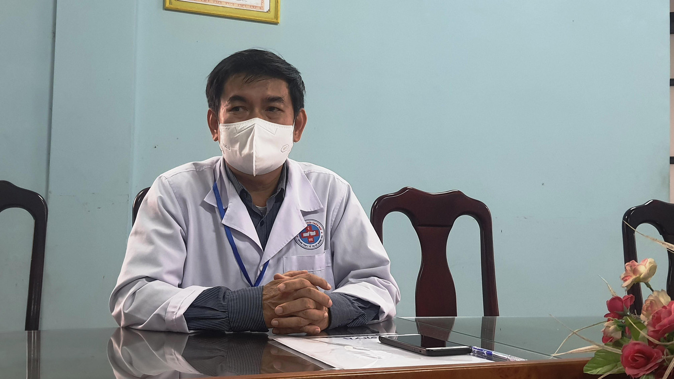 Ông Ngô Văn Vinh, Phó giám đốc Trung tâm Y tế Hương Trà, khẳng định không tiêm hai mũi vắc xin cùng lúc cho một học sinh Ông Ngô Văn Vinh, Phó giám đốc Trung tâm Y tế Hương Trà, khẳng định không tiêm hai mũi vắc xin cùng lúc cho một học sinh