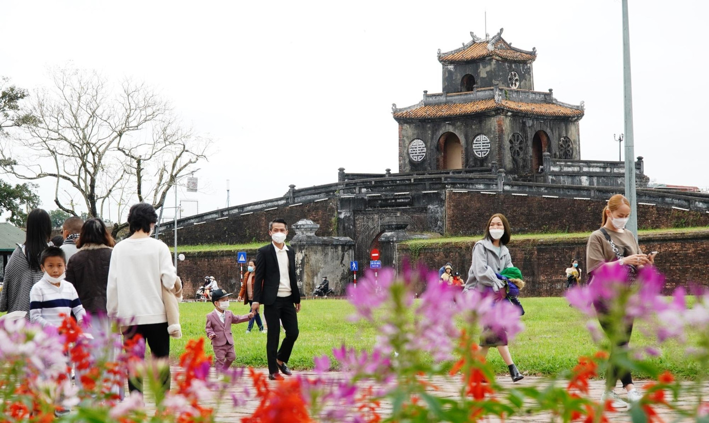 Du khách tham quan khu Di sản Huế Du khách tham quan khu Di sản Huế