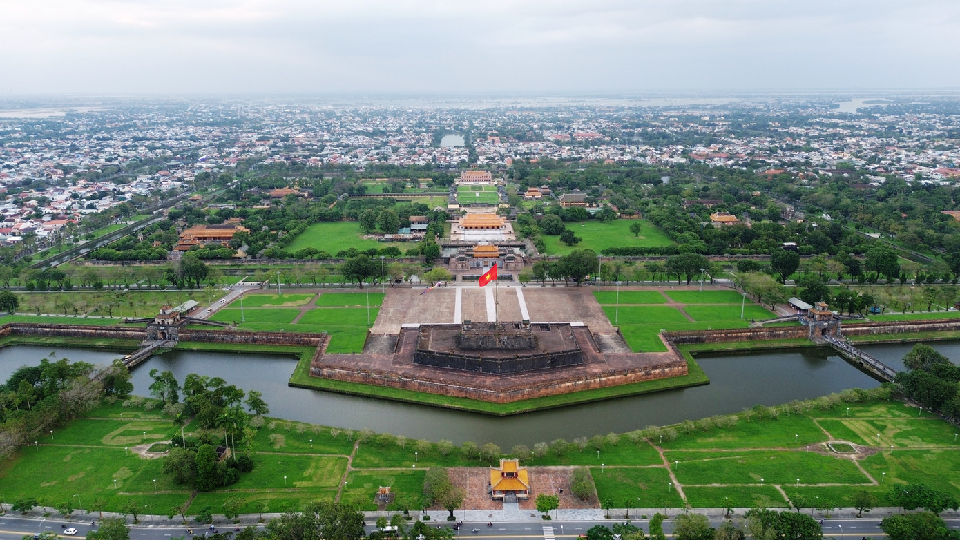 Việc phát triển Huế luôn được cân nhắc giữa bảo tồn di sản và phát triển đô thị.