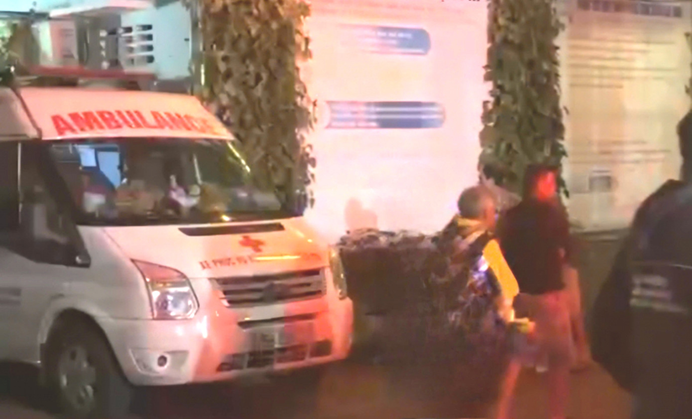 Xe cứu thương có mặt tại hiện trường chuyển hai nạn nhân đi cấp cứu.