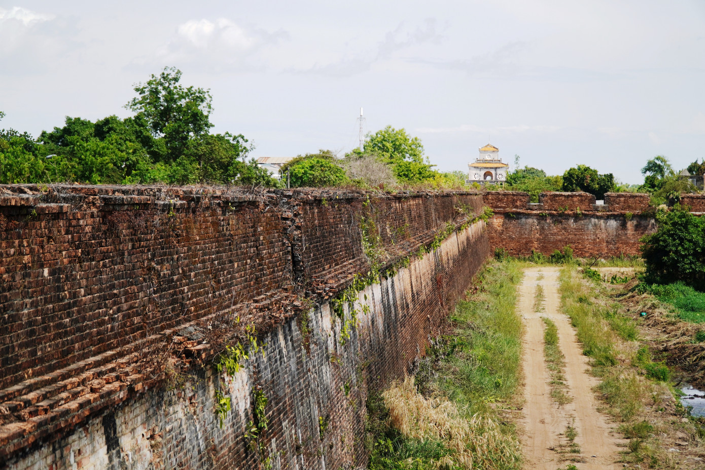 Từ trên Thượng thành, có thể phóng tầm mắt trải nghiệm cảnh quan của Hộ thành hào (hào nước bảo vệ Kinh thành) phía ngoài.