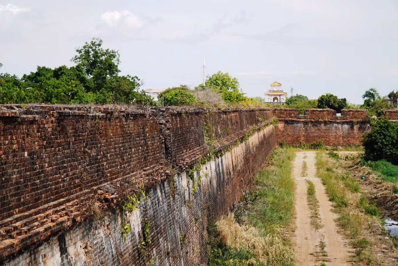 Từ trên Thượng thành, có thể phóng tầm mắt trải nghiệm cảnh quan của Hộ thành hào (hào nước bảo vệ Kinh thành) phía ngoài.