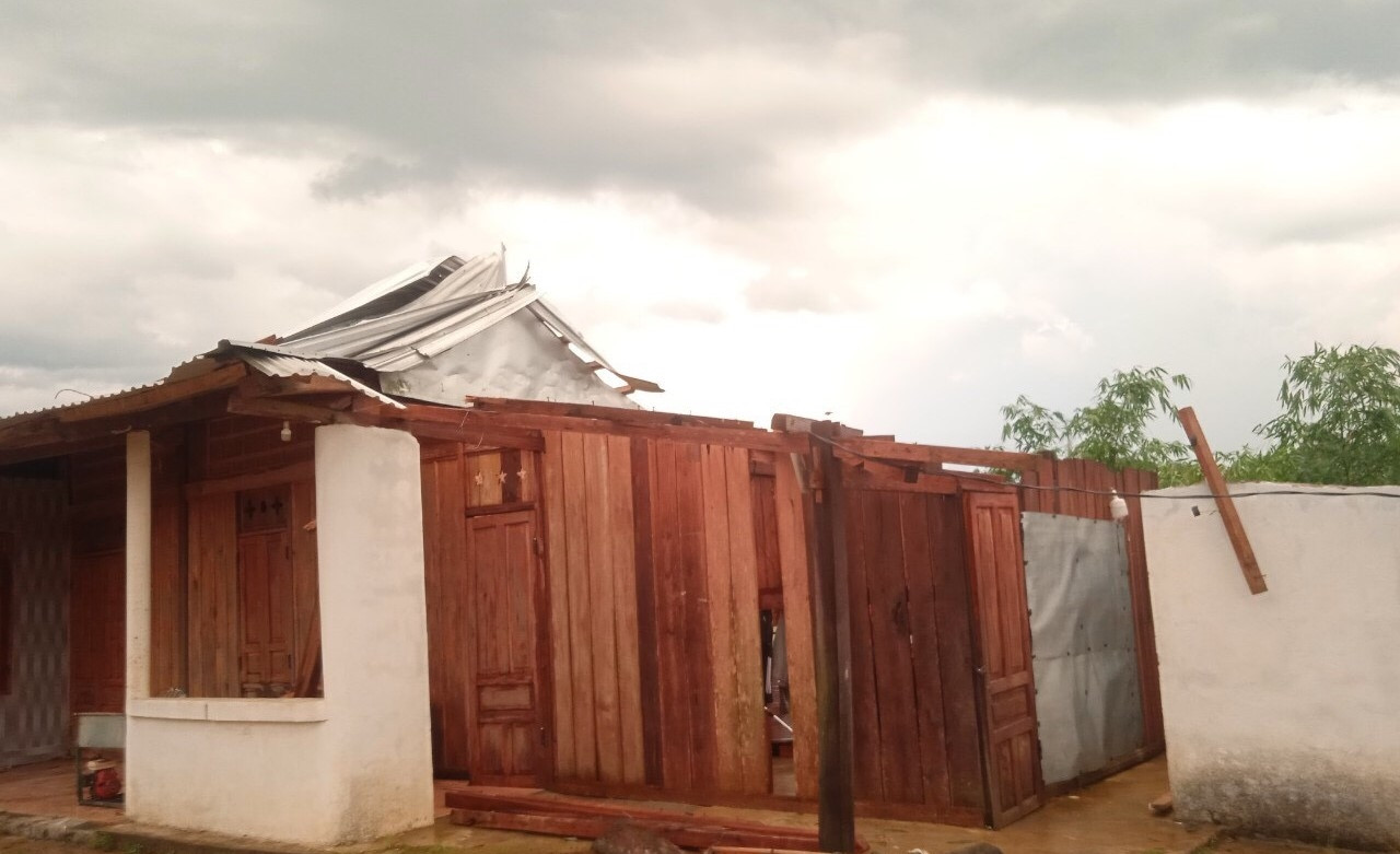 Trận dông lốc kéo dài khoảng 1 giờ đồng hồ tại huyện A Lưới làm 64 nhà dân bị hư hại, 2 người bị thương. Ảnh: Khánh Định