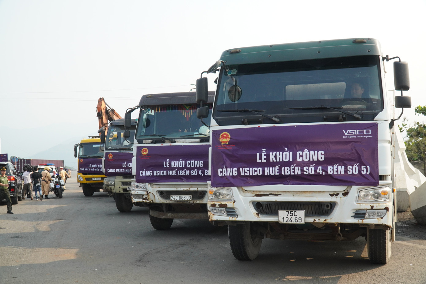 Các phương tiện cơ giới khởi động máy móc thực hiện nghi thức khởi công dự án bến cảng. Các phương tiện cơ giới khởi động máy móc thực hiện nghi thức khởi công dự án bến cảng.