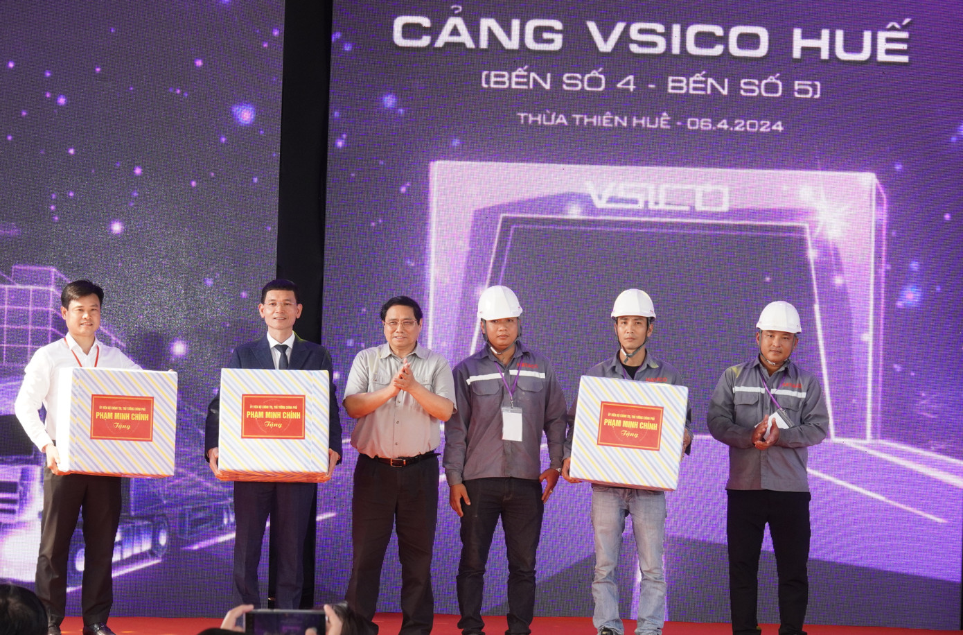 Thủ tướng tặng quà cho đại diện các đơn vị thực hiện dự án bến cảng. Thủ tướng tặng quà cho đại diện các đơn vị thực hiện dự án bến cảng.