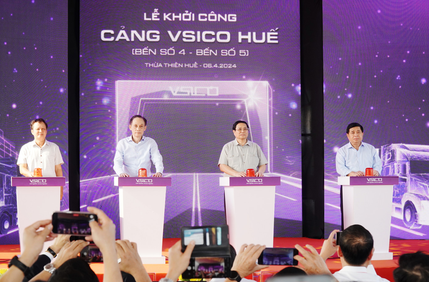 Thủ tướng và lãnh đạo các Bộ, ngành T.Ư, lãnh đạo tỉnh TT-Huế bấm nút khởi công dự án. Thủ tướng và lãnh đạo các Bộ, ngành T.Ư, lãnh đạo tỉnh TT-Huế bấm nút khởi công dự án.