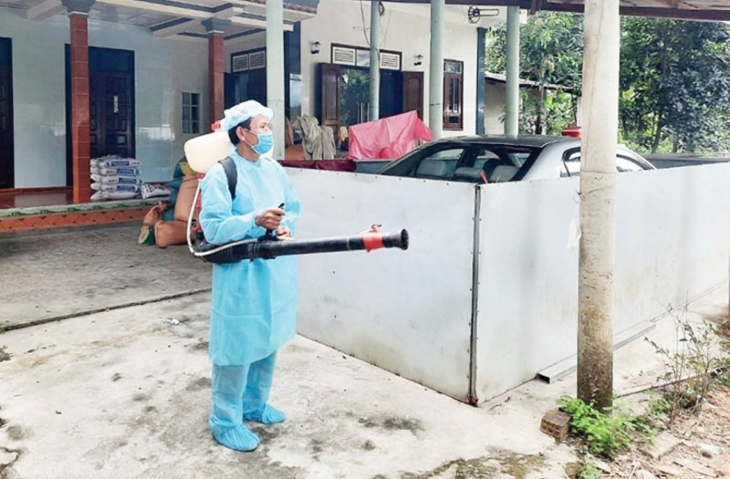 Phun hóa chất phòng, chống dịch sốt xuất huyết tại TT-Huế. Ảnh: CTV