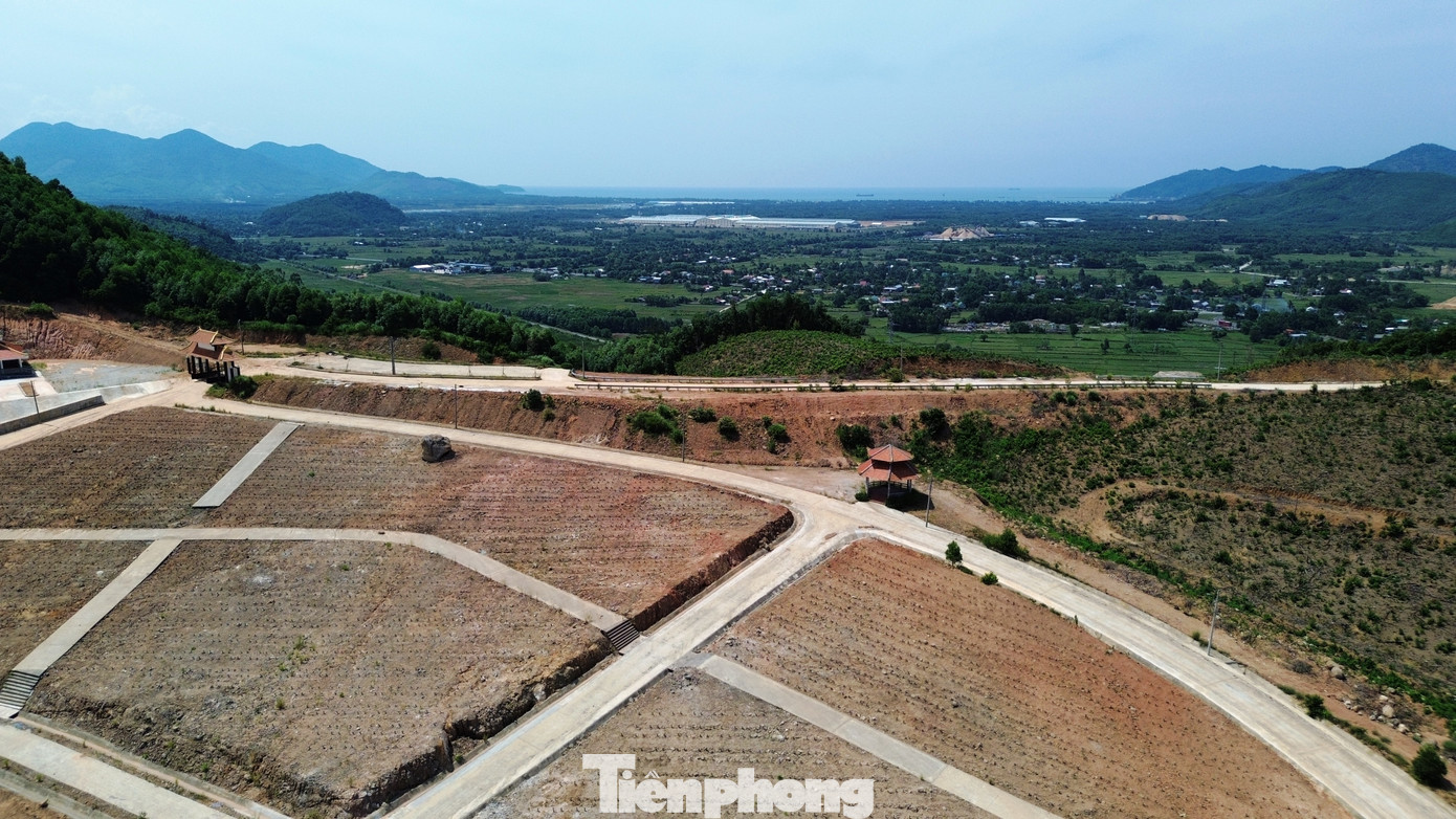 Theo ông Nguyễn Văn Hiệp - Giám đốc Ban quản lý Dự án Đầu tư xây dựng khu vực huyện Phú Lộc, do áp lực giải ngân và tiến độ triển khai dự án đầu tư công, cũng như việc di dời mồ mả từ khu vực các dự án trọng điểm nằm trên địa bàn huyện, nên có những hạng mục công trình chủ đầu tư đã thi công trước khi lập các thủ tục, hồ sơ đề nghị chủ trương chuyển mục đích sử dụng rừng. Theo ông Nguyễn Văn Hiệp - Giám đốc Ban quản lý Dự án Đầu tư xây dựng khu vực huyện Phú Lộc, do áp lực giải ngân và tiến độ triển khai dự án đầu tư công, cũng như việc di dời mồ mả từ khu vực các dự án trọng điểm nằm trên địa bàn huyện, nên có những hạng mục công trình chủ đầu tư đã thi công trước khi lập các thủ tục, hồ sơ đề nghị chủ trương chuyển mục đích sử dụng rừng.