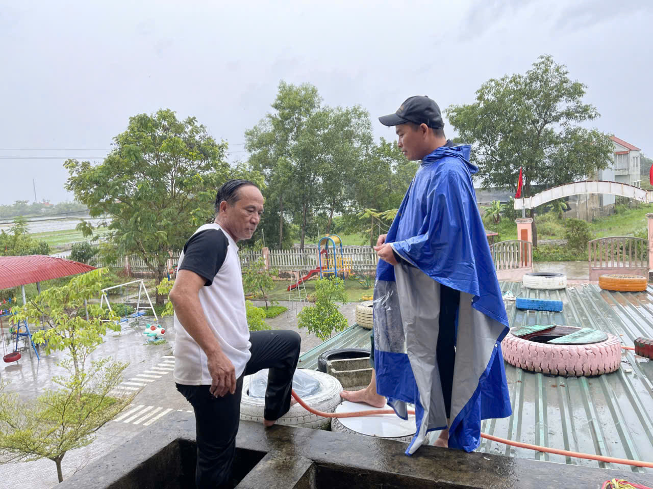 Giằng chống bảo vệ mái nhà của một ngôi trường ven biển TT-Huế.