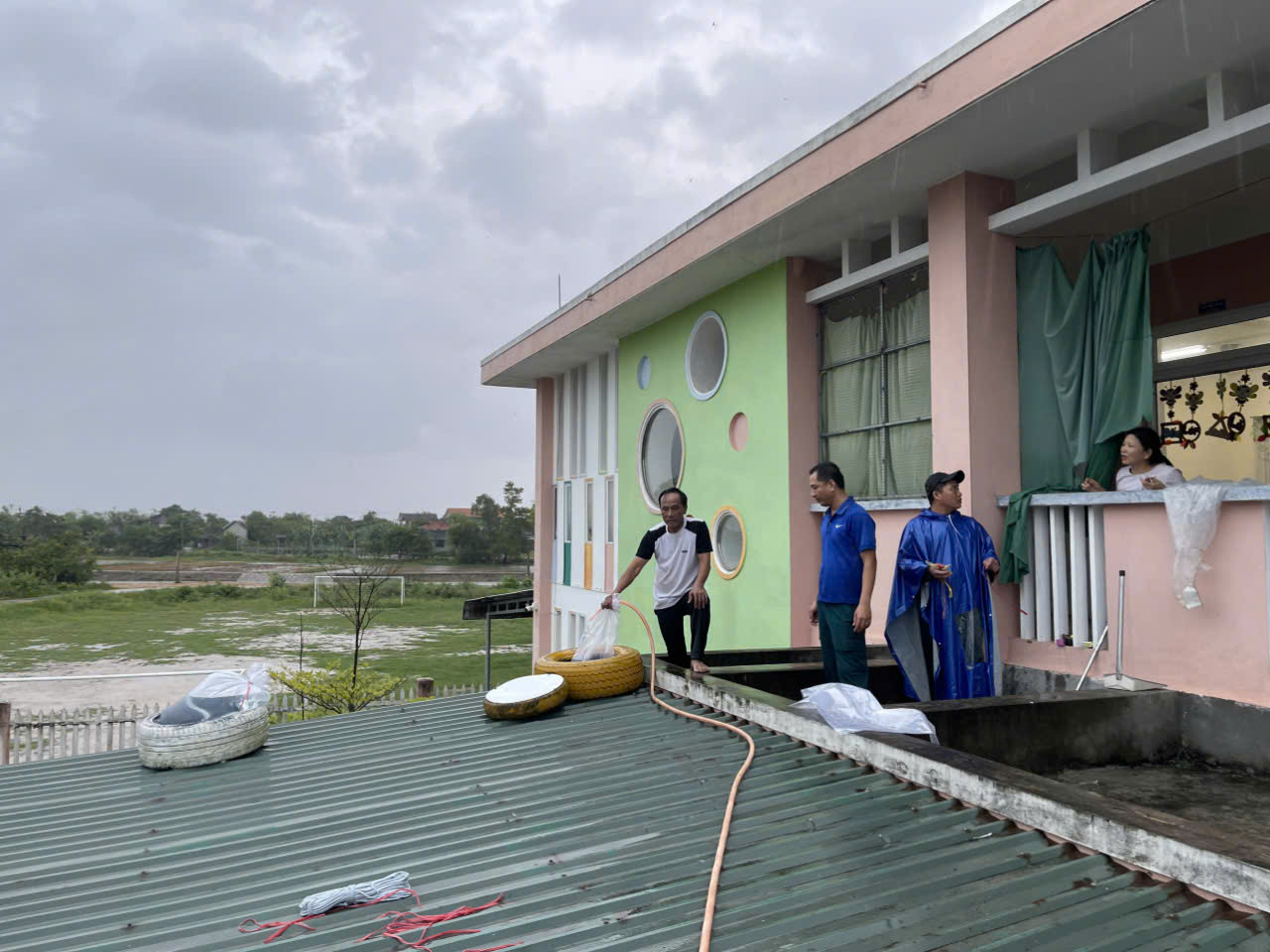 Bơm nước vào những túi nylon lớn đặt cố định trong vỏ lốp ô tô để giằng chống mái nhà, phòng tránh bão.