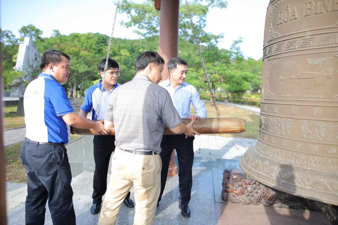 Đại biểu dự hội nghị viếng nghĩa trang liệt sĩ TP Huế. Đại biểu dự hội nghị viếng nghĩa trang liệt sĩ TP Huế.