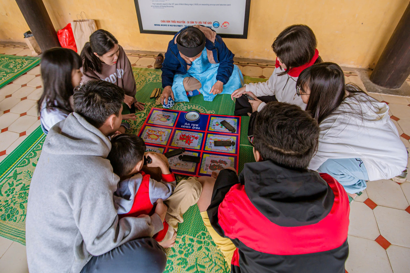 Bảo tàng Cổ vật Cung đình Huế đã tổ chức các trò chơi cung đình ngày Tết như thả thơ, đầu hồ, bài vụ, đổ xăm hường. Bảo tàng Cổ vật Cung đình Huế đã tổ chức các trò chơi cung đình ngày Tết như thả thơ, đầu hồ, bài vụ, đổ xăm hường.