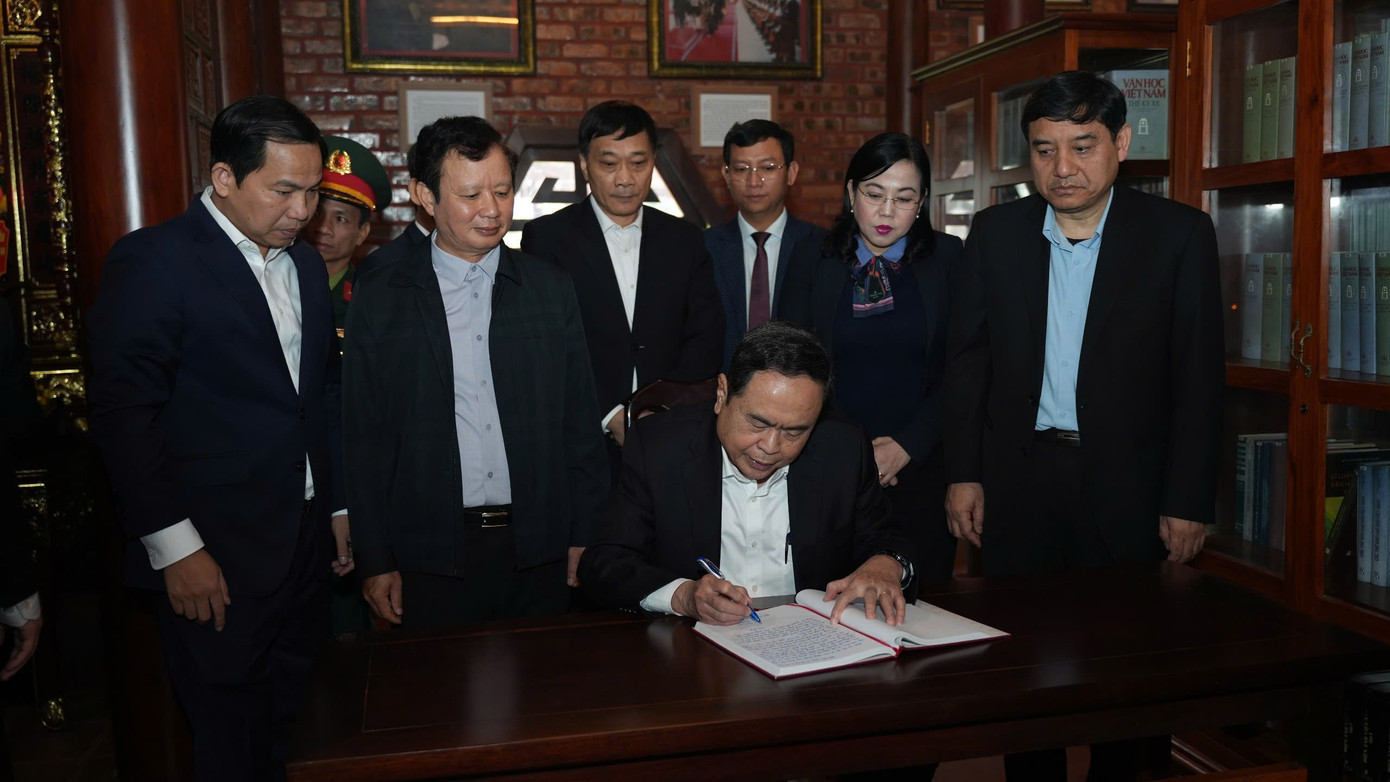 Chủ tịch Quốc hội Trần Thanh Mẫn ghi cảm tưởng vào sổ lưu niệm tại Thư viện Đại tướng Lê Đức Anh.