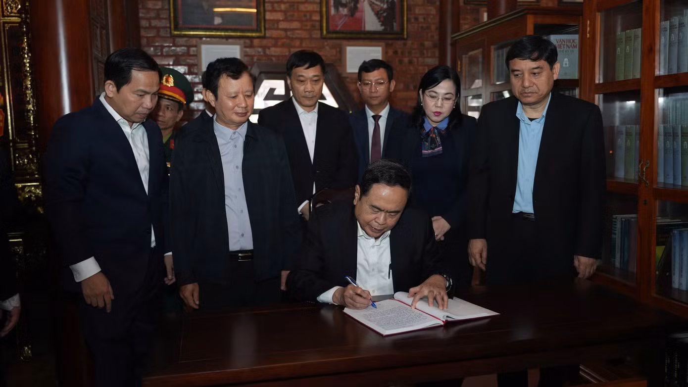 Chủ tịch Quốc hội Trần Thanh Mẫn ghi cảm tưởng vào sổ lưu niệm tại Thư viện Đại tướng Lê Đức Anh. Chủ tịch Quốc hội Trần Thanh Mẫn ghi cảm tưởng vào sổ lưu niệm tại Thư viện Đại tướng Lê Đức Anh.