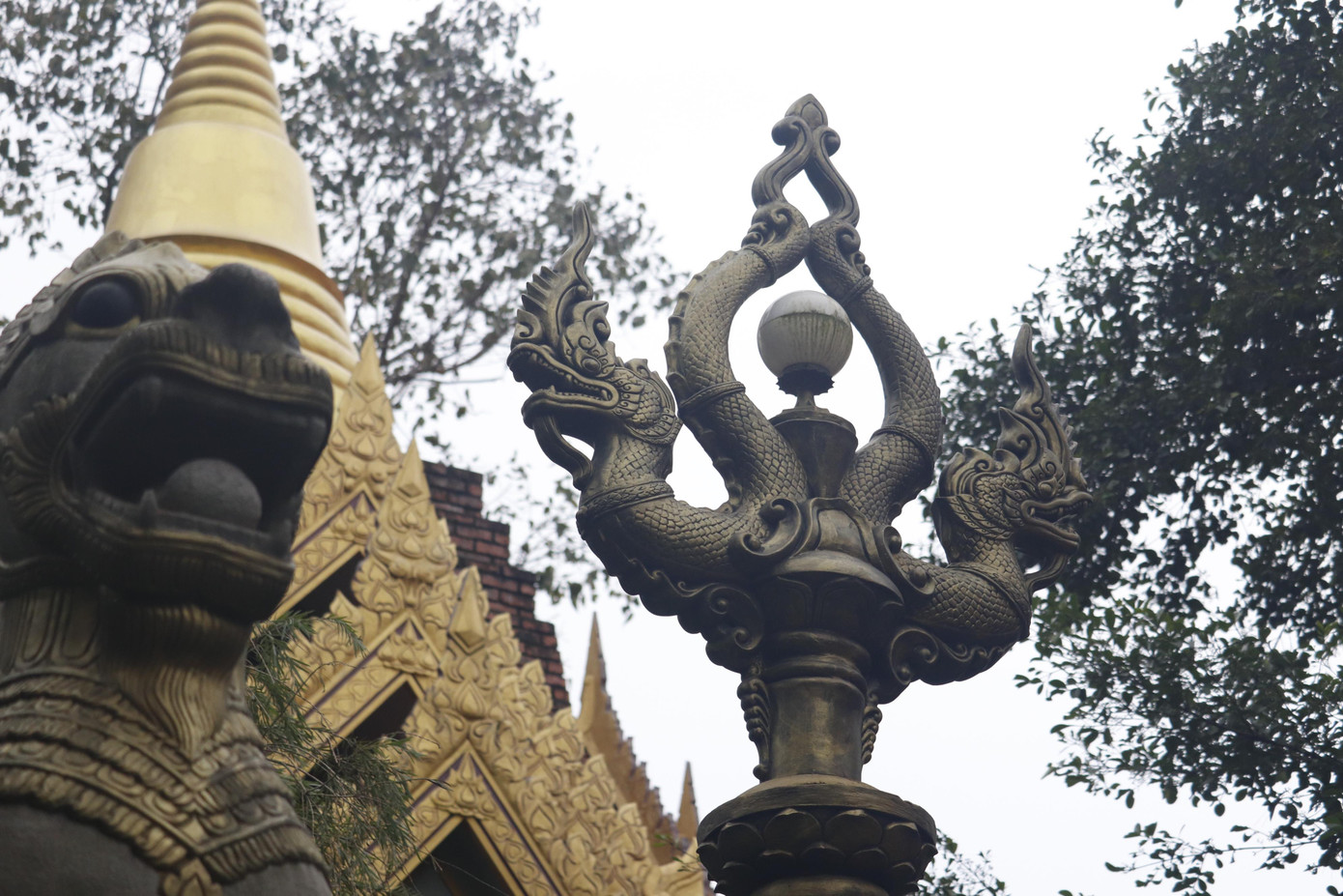 Tại khuôn viên chùa còn có nhiều công trình kiến trúc đẹp khác như tượng Kỳ Lân một sừng, tượng Phật Thích Ca, các đỉnh tháp thiết đặt trên nhiều phiến đá theo phong cách chùa thuộc hệ phái Nam Tông (Thevarada).