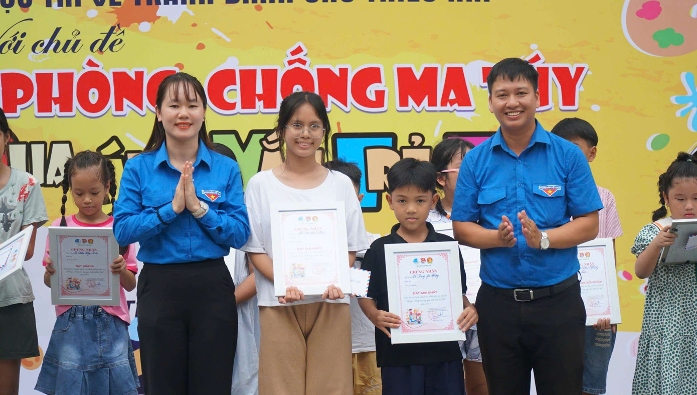 Trao giải nhất cho hai tác giả có tác phẩm xuất sắc nhất.