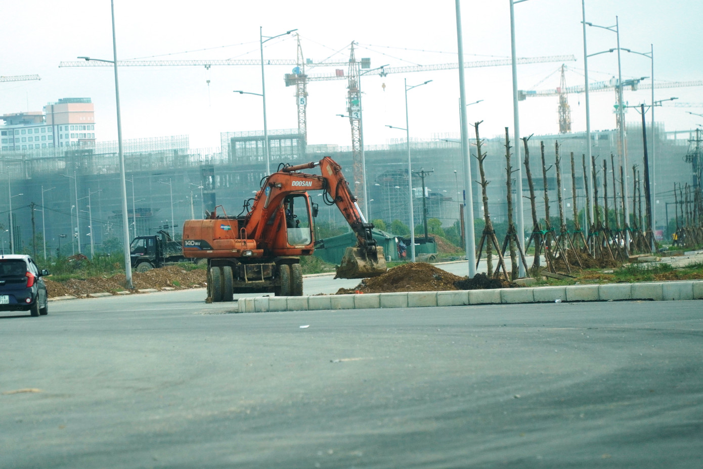 Hạng mục trồng cây xanh, thi công vỉa hè thuộc dự án Green City tại TP. Huế diễn ra bình thường dù đang là ngày nghỉ Tết Dương lịch 2024. Hạng mục trồng cây xanh, thi công vỉa hè thuộc dự án Green City tại TP. Huế diễn ra bình thường dù đang là ngày nghỉ Tết Dương lịch 2024.