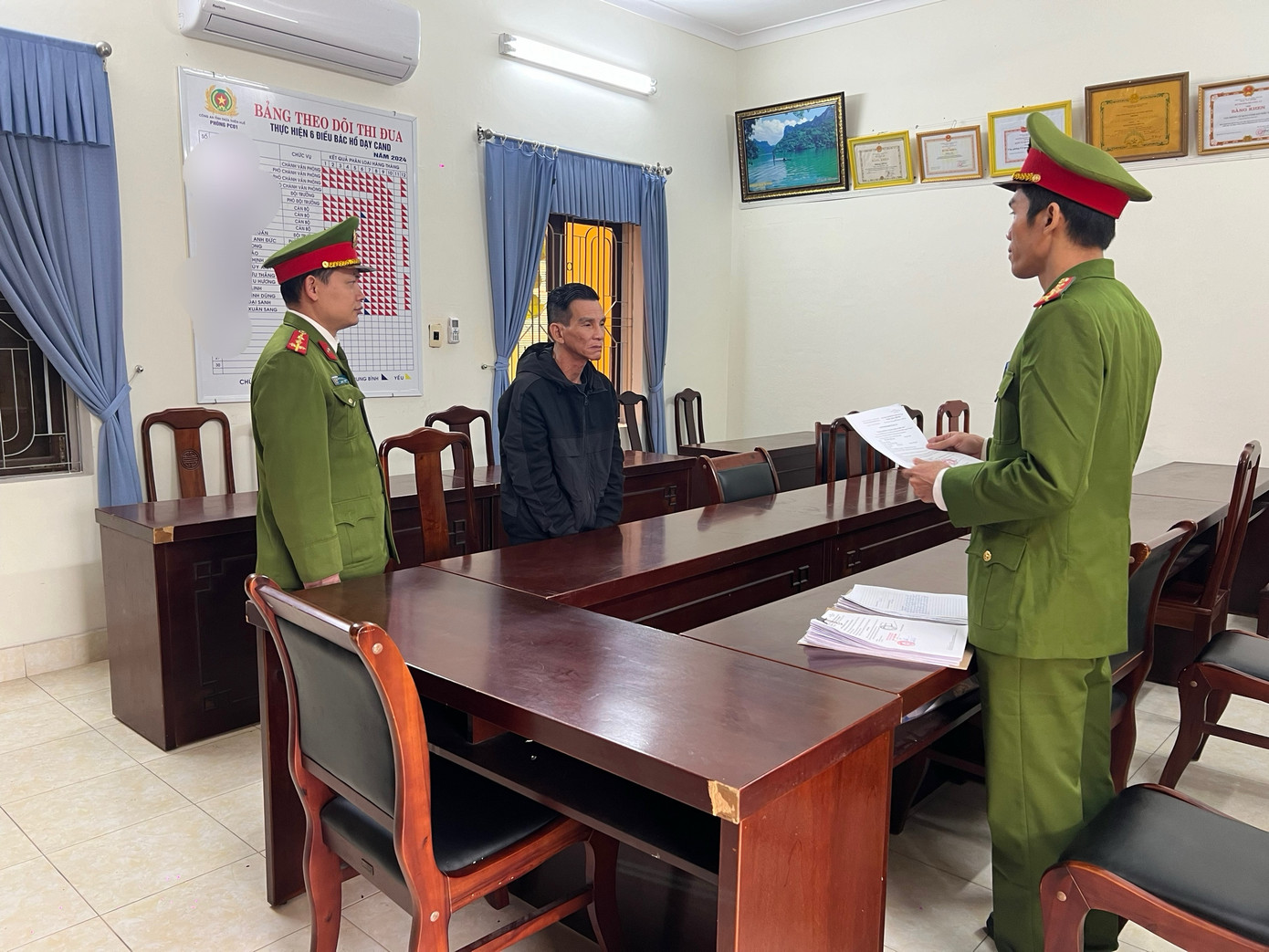 Công an đọc lệnh bắt giam đối với Tôn Thất Phú Lộc. Công an đọc lệnh bắt giam đối với Tôn Thất Phú Lộc.