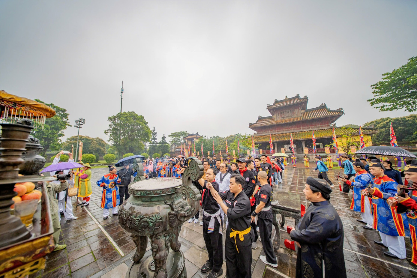 Trong sáng 21/3 đã diễn ra phần lễ với những nghi thức trang trọng như lễ cáo yết và dâng hương tại Thế miếu - Đại nội Huế, lễ rước rồng trên sông Hương, lễ tế tại Võ Thánh miếu (phường Long Hồ, quận Phú Xuân). Trong sáng 21/3 đã diễn ra phần lễ với những nghi thức trang trọng như lễ cáo yết và dâng hương tại Thế miếu - Đại nội Huế, lễ rước rồng trên sông Hương, lễ tế tại Võ Thánh miếu (phường Long Hồ, quận Phú Xuân).