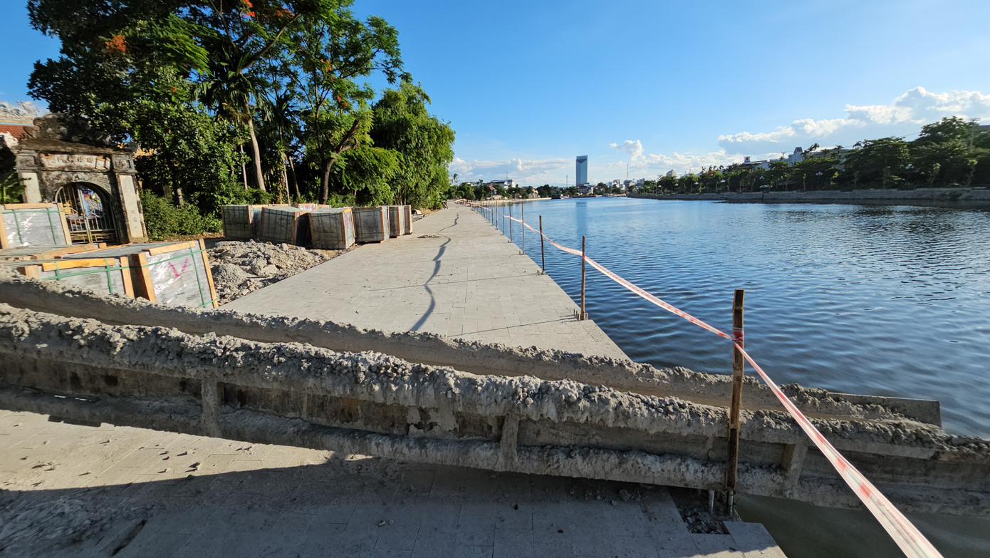 Tuy nhiên, dự án ven sông này hiện thực hiện ì ạch, dang dở.