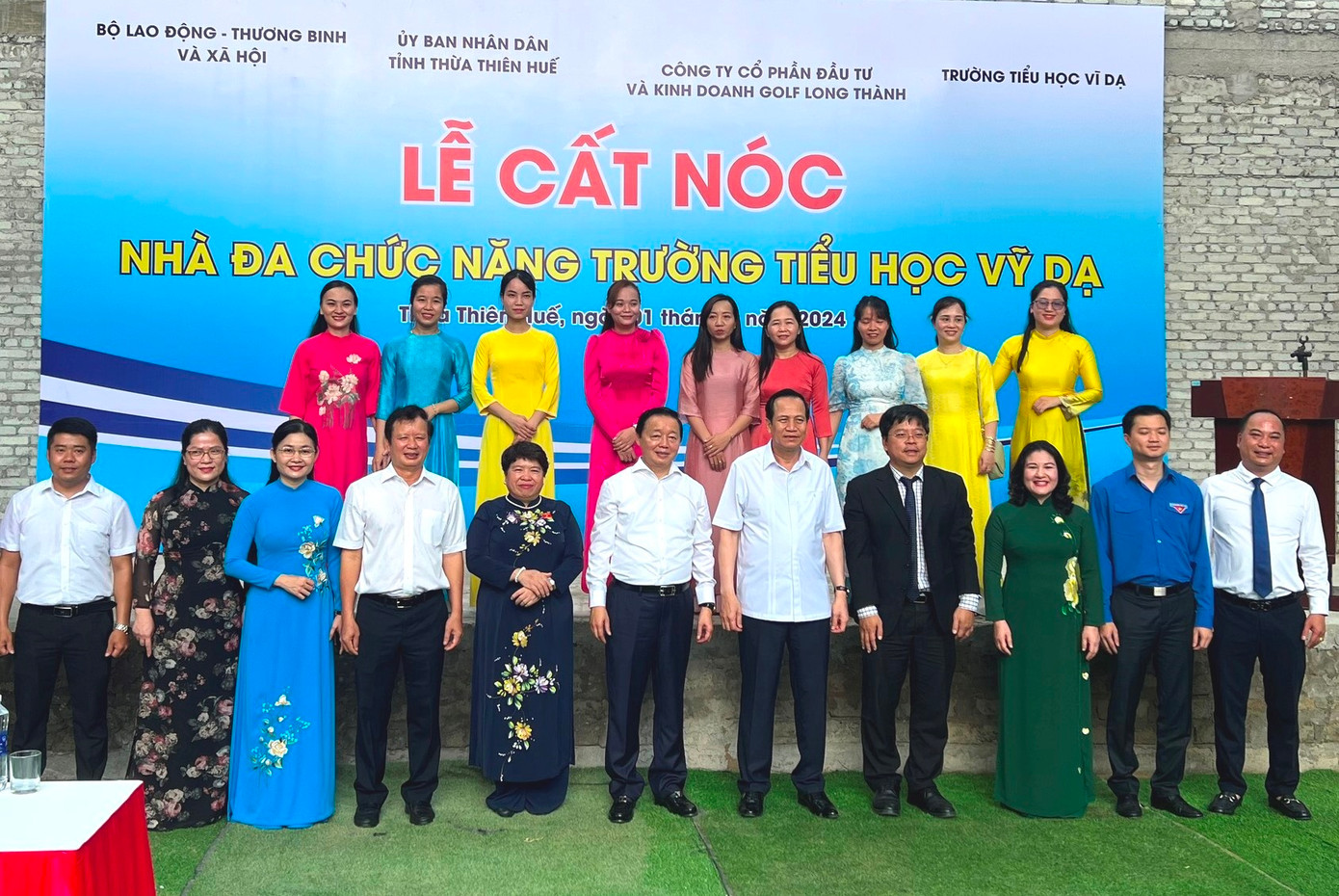 Phó Thủ tướng Trần Hồng Hà dự lễ cất nóc nhà đa chức năng Trường tiểu học Vĩ Dạ (TP. Huế).