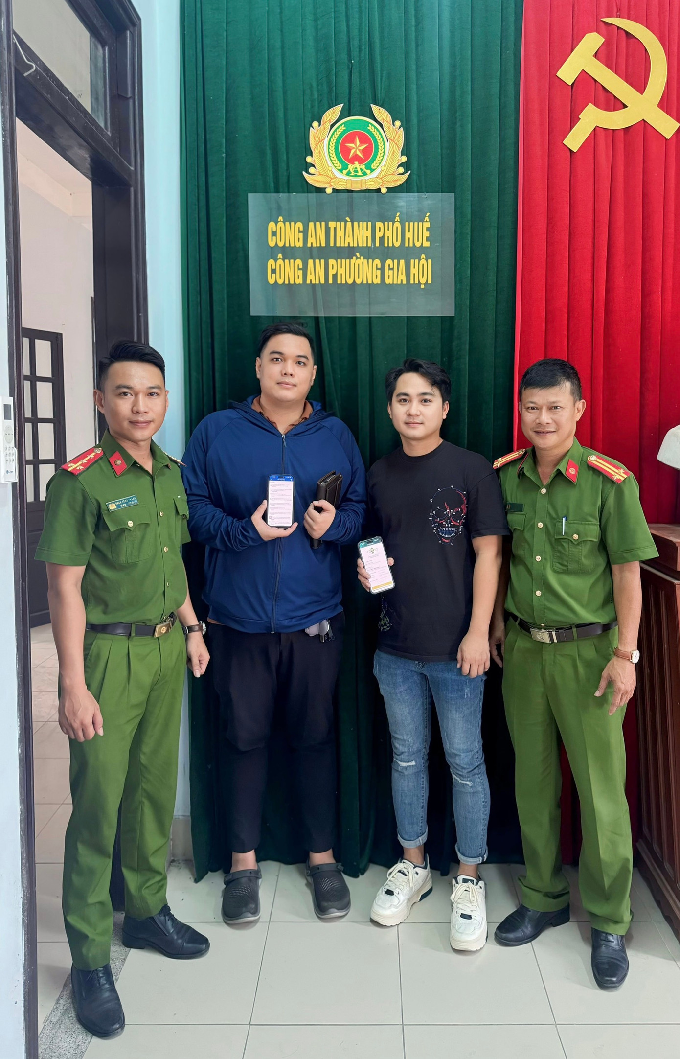 Công an phường Gia Hội tiến hành thủ tục trao trả lại 160 triệu đồng cho người dân chuyển khoản nhầm khi mua thuốc tây.