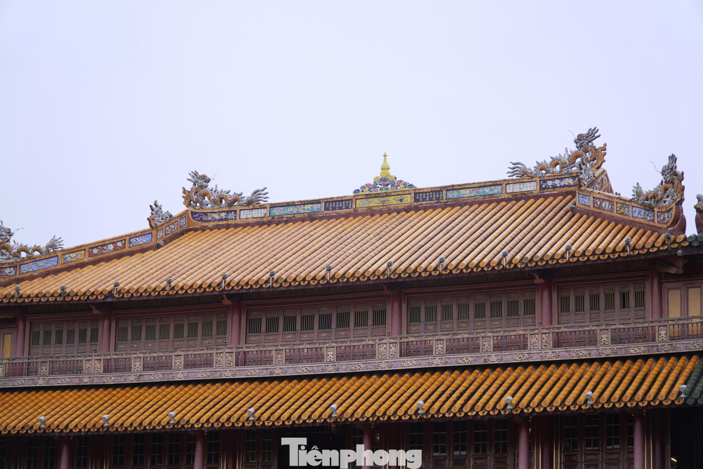 Ngay khi du khách chuẩn bị đặt chân vào tham quan di tích Đại nội Huế (thuộc Quần thể Di sản Cố đô Huế), từ ngoài Ngọ môn không khó để bắt gặp những hình tượng rồng trang trí độc đáo, tinh xảo ở phần bờ nóc và các kết cấu khác của lầu Ngũ Phụng.