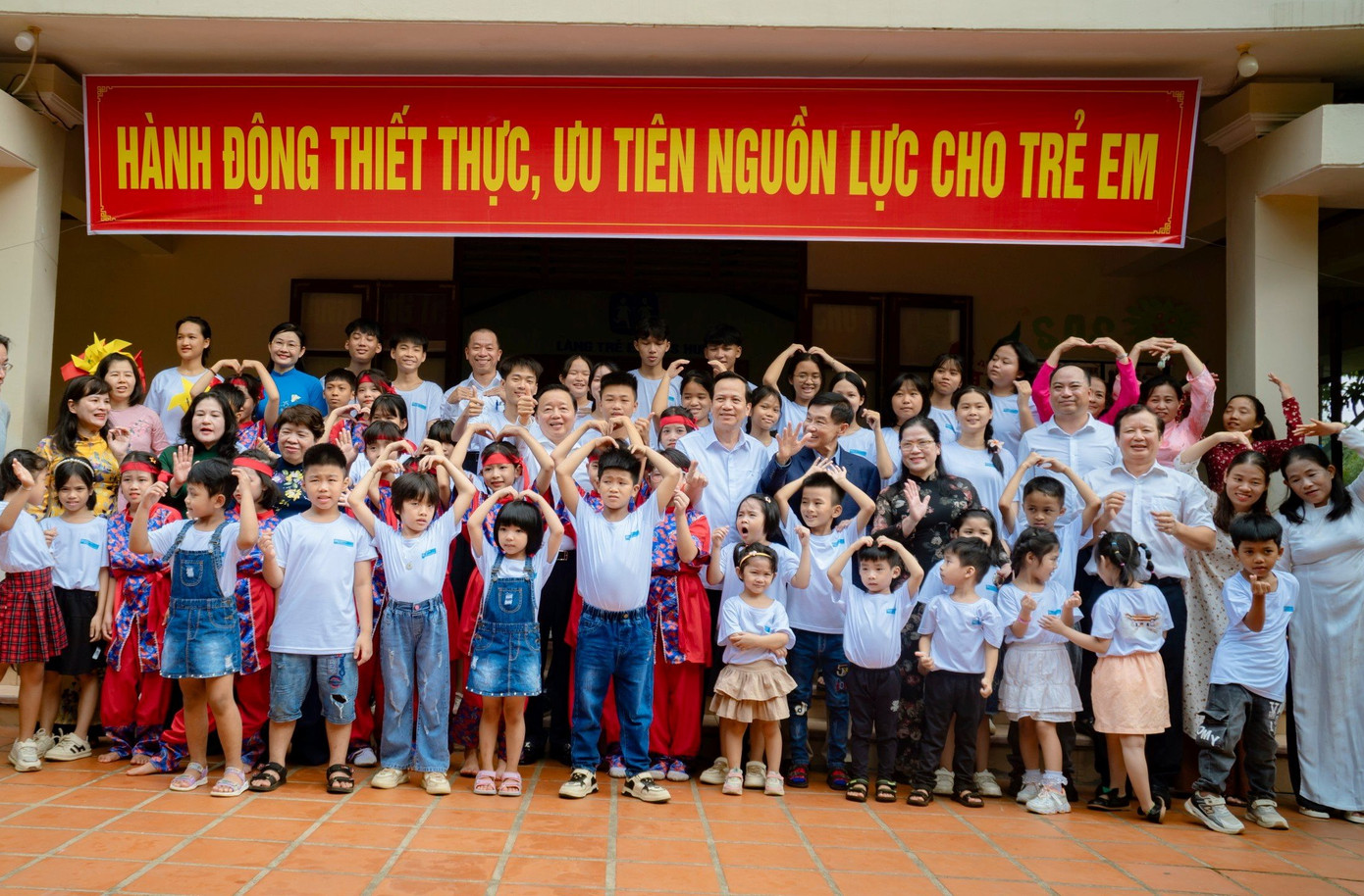 Phó Thủ tướng Trần Hồng Hà chụp hình lưu niệm với trẻ em có hoàn cảnh đặc biệt hiện được nuôi dưỡng tại Làng Trẻ em SOS Huế.