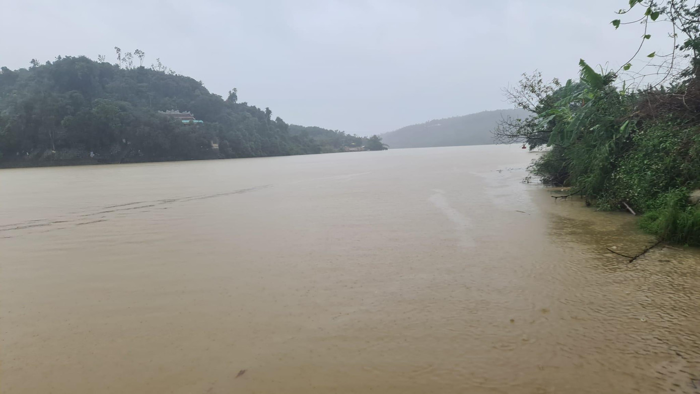 Mực nước trên sông Hương dâng cao. Ảnh: PTH