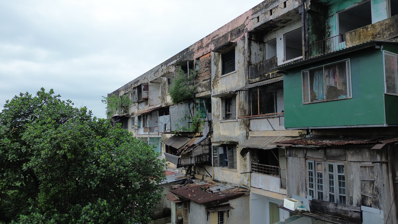 Sau nhiều chục năm khai thác, sử dụng, các dãy nhà A, B, C của khu chung cư Đống Đa bị xuống cấp nghiêm trọng, luôn trong cảnh nhếch nhác đã ảnh hưởng mỹ quan trung tâm đô thị Huế cũng như đời sống, sinh hoạt của hàng trăm hộ dân.