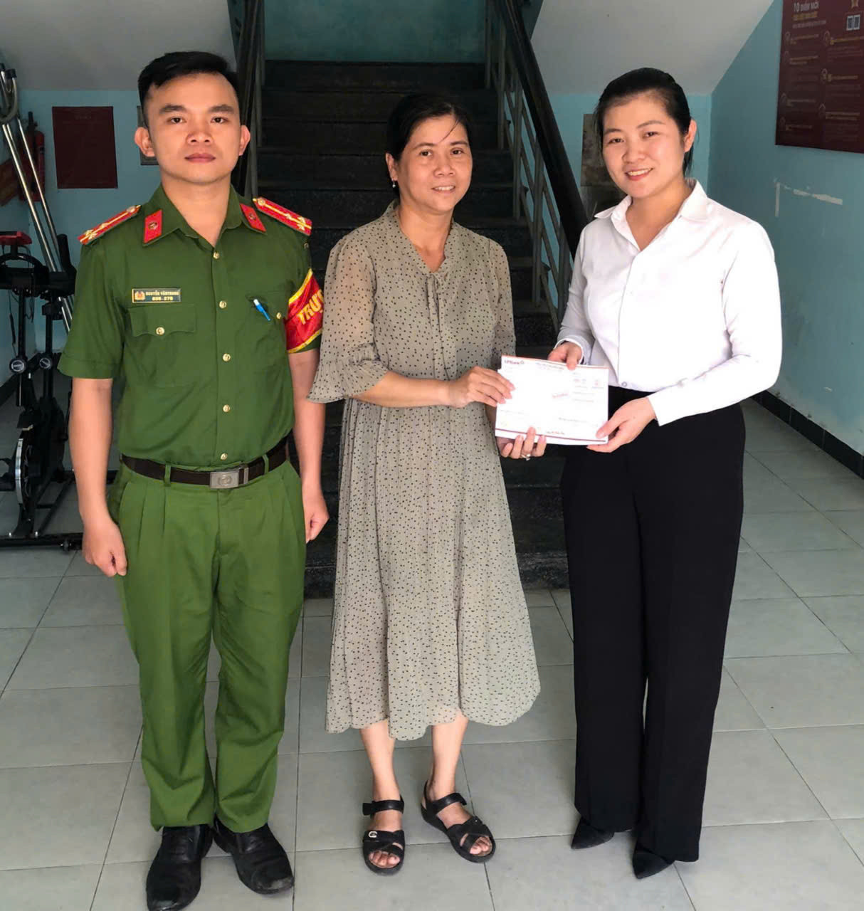 Thực hiện thủ tục hoàn trả tiền cho người chuyển khoản nhầm. Thực hiện thủ tục hoàn trả tiền cho người chuyển khoản nhầm.