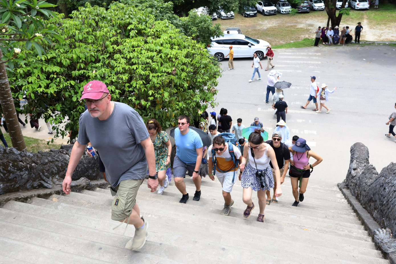Các điểm di tích nổi bật như lăng Tự Đức, Minh Mạng, Khải Định (quận Thuận Hóa, Huế) ghi nhận lượng khách đến tham quan đông đúc suốt ngày. Các điểm di tích nổi bật như lăng Tự Đức, Minh Mạng, Khải Định (quận Thuận Hóa, Huế) ghi nhận lượng khách đến tham quan đông đúc suốt ngày.
