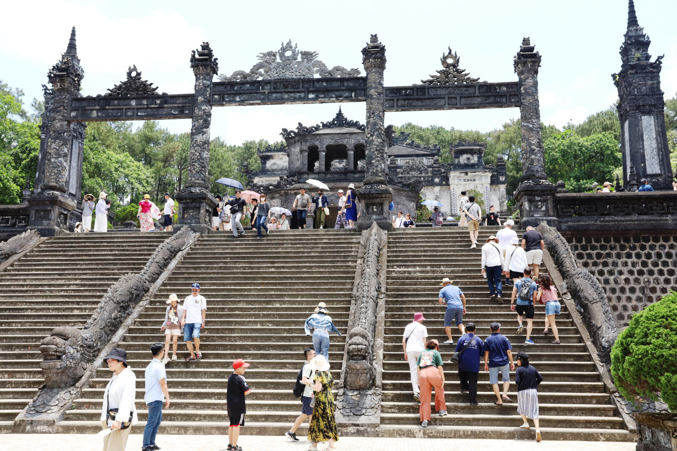 Các điểm di tích nổi bật như lăng Tự Đức, Minh Mạng, Khải Định (quận Thuận Hóa, Huế) ghi nhận lượng khách đến tham quan đông đúc suốt ngày. Các điểm di tích nổi bật như lăng Tự Đức, Minh Mạng, Khải Định (quận Thuận Hóa, Huế) ghi nhận lượng khách đến tham quan đông đúc suốt ngày.