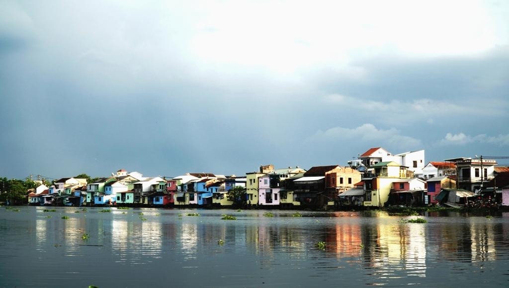 Trịnh Công Sơn người làng Minh Hương (xã Hương Vinh, thị xã Hương Trà, tỉnh TT-Huế). Hương Vinh cũng là nơi có phố cổ Bao Vinh nổi tiếng lâu nay.