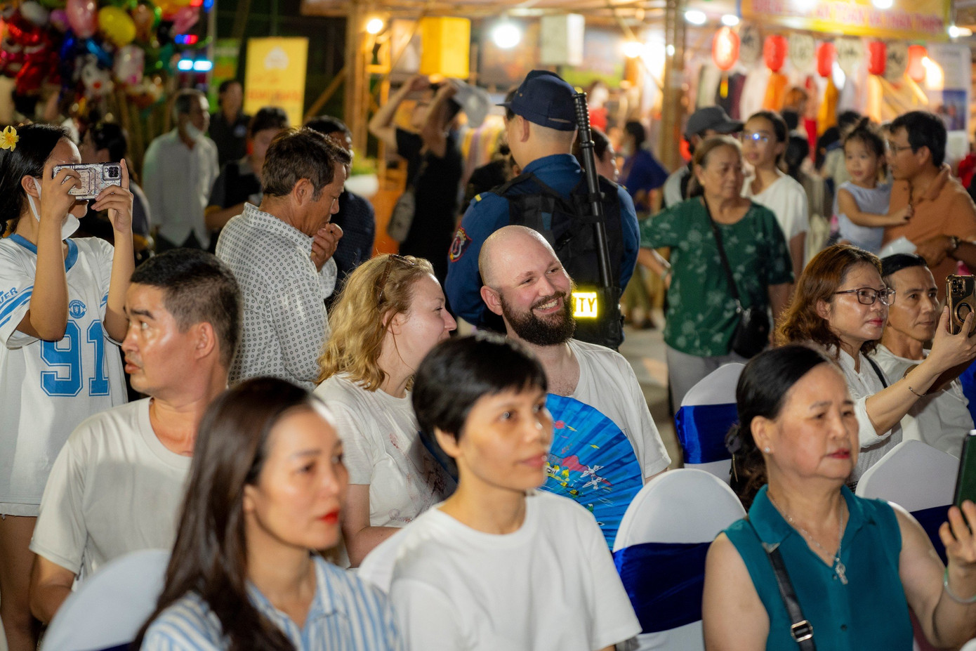 Du khách nước ngoài tại chương trình ẩm thực. Ảnh: Đình Hoàng.