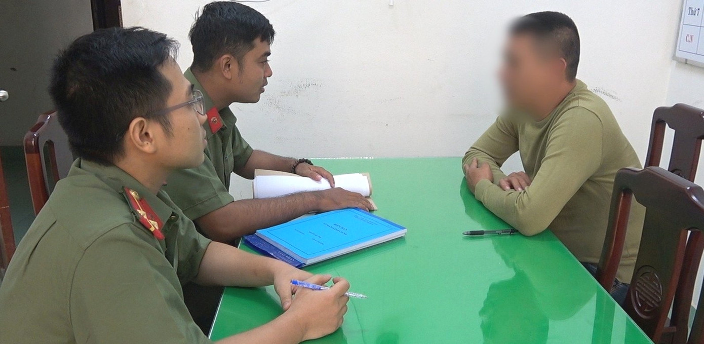 Ông Nguyễn Văn H. (bìa phải) bị Công an TP Huế xử phạt 5 triệu đồng vì lên mạng xã hội đăng bài xúc phạm CSGT. Ông Nguyễn Văn H. (bìa phải) bị Công an TP Huế xử phạt 5 triệu đồng vì lên mạng xã hội đăng bài xúc phạm CSGT.