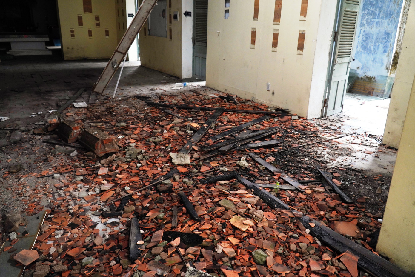 Ngói vỡ, kết cấu gỗ bị cháy vẫn "nguyên hiện trạng", chưa được dọn dẹp đi nơi khác.