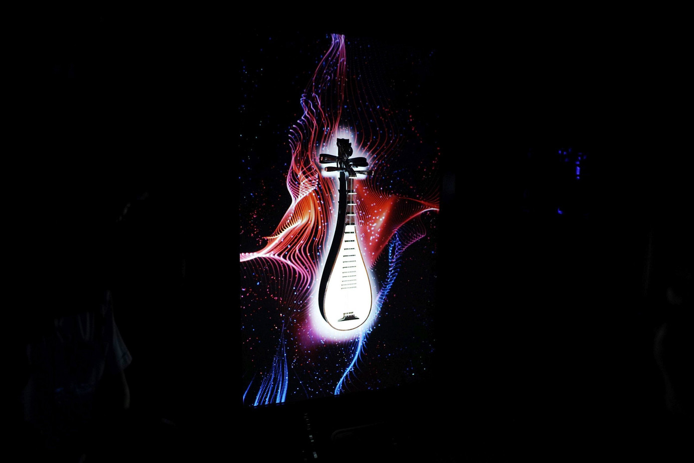 Các công nghệ sử dụng được đa dạng hóa tùy thuộc vào từng sắp đặt cụ thể nhằm phục vụ tốt nhất cho trải nghiệm của khách tham quan. Đó là hệ thống lưới điện thông minh thông qua các tấm quang năng, hệ thống đèn sân khấu truyền thống, hệ thống trình chiếu video (video mapping), hệ thống đèn LED điều khiển được (Artnet), cảm biến hồng ngoại, sợi quang học hoặc thậm chí cả máy tạo khói được điều khiển.