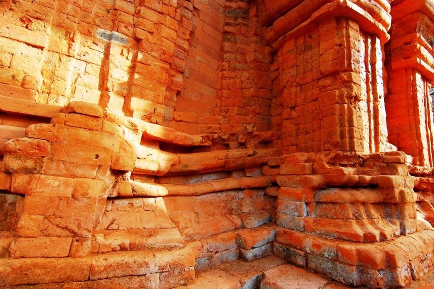 Tháp Phú Diên là một trong những công trình kiến trúc gạch Chăm sớm nhất còn lại ở khu vực miền Trung, khoảng thế kỷ VIII.