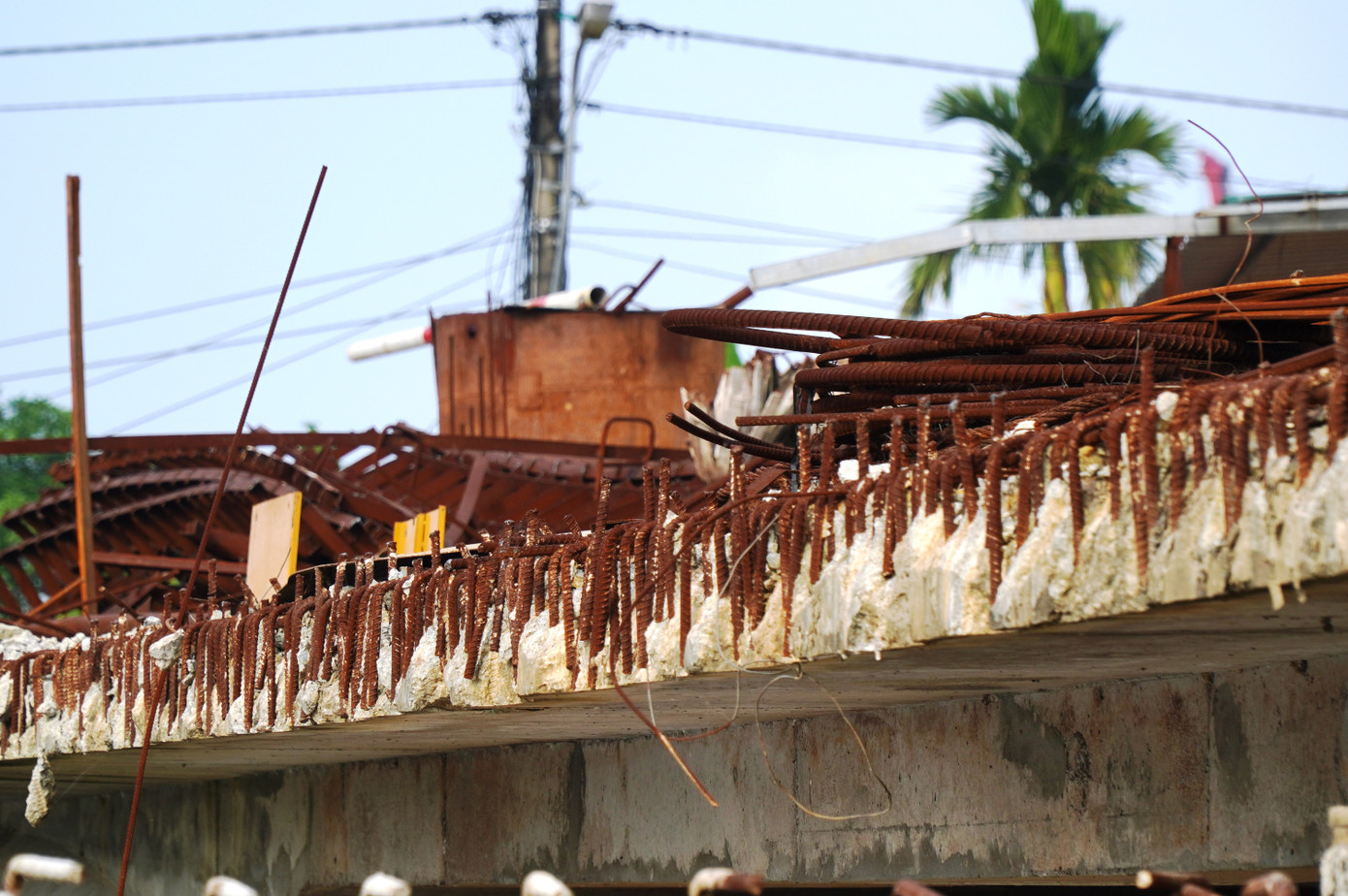 Năm 2020, UBND tỉnh TT-Huế đã đồng ý điều chỉnh tăng tổng mức đầu tư dự án từ 32 tỷ đồng lên hơn 100 tỷ đồng (tăng hơn 68 tỷ đồng) nhằm hoàn thiện hạ tầng kỹ thuật trong khu đô thị mới An Vân Dương. Việc điều chỉnh tăng vốn đầu thêm 68 tỷ đồng nhằm phục vụ giải phóng mặt bằng, mở rộng quy mô công trình, làm đường dẫn đấu nối với cầu.