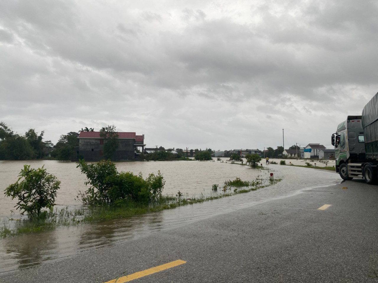 Ngập lụt kéo dài tại tuyến Quốc lộ 49B qua huyện Phong Điền (TT-Huế).