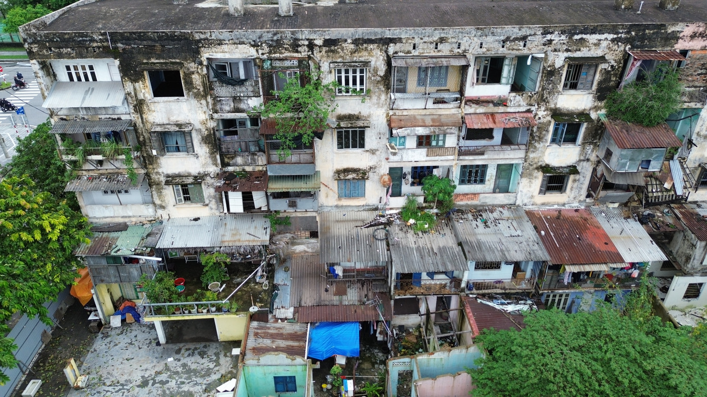 Báo cáo kết quả kiểm định chất lượng hiện trạng và đánh giá chất lượng công trình của đơn vị tư vấn mới đây cho thấy, các dãy nhà thuộc chung cư Đống Đa đều trong tình trạng xuống cấp, có thể sụp đổ bất cứ lúc nào. Nơi ở của nhiều hộ dân lại không bảo đảm các điều kiện, tiêu chuẩn về phòng cháy, chữa cháy.