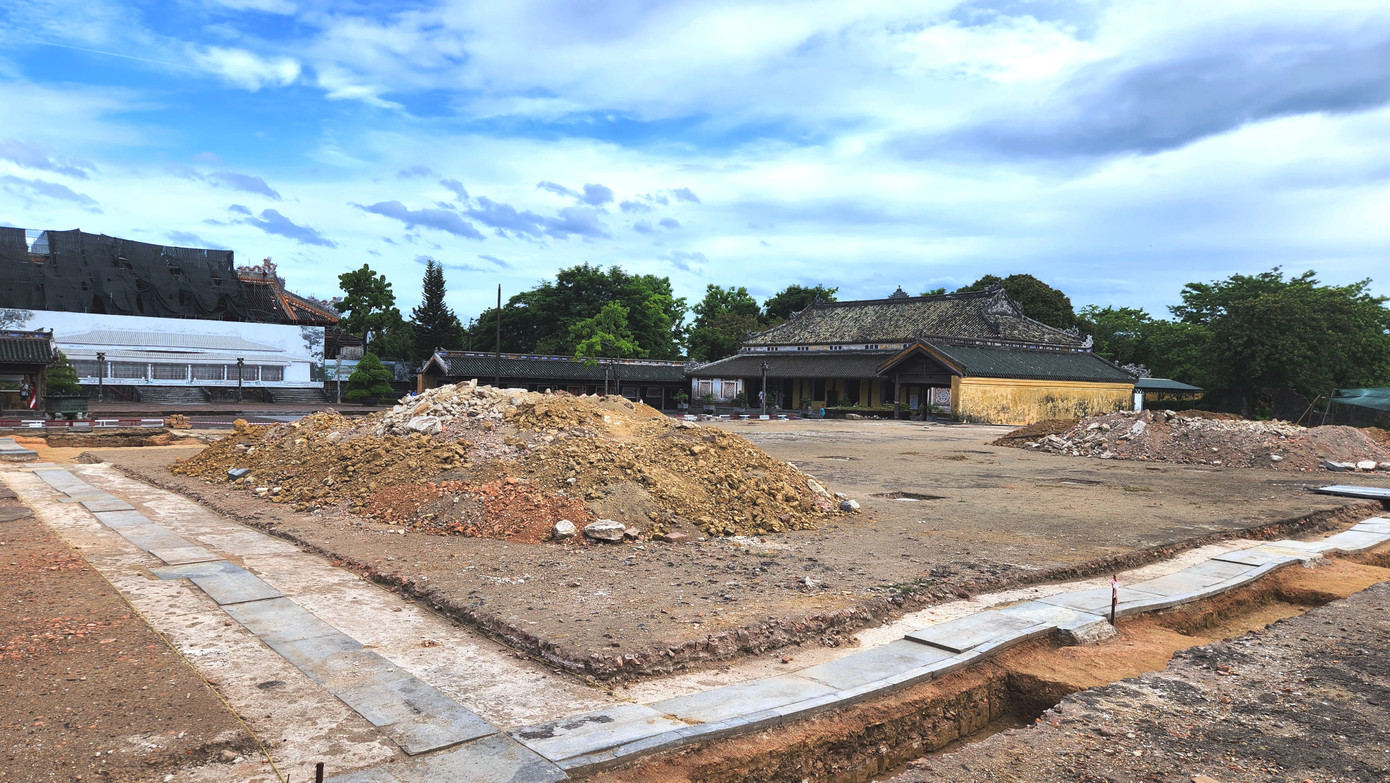 Trong cuốn hồi ký của mình, vua Bảo Đại viết: "Lễ cưới được tổ chức ngay trong phòng tiếp tân của điện Cần Chánh. Cũng giống như lễ đăng quang, triều thần đứng sắp hàng dọc theo một tấm thảm đỏ và vàng dành riêng cho Hoàng đế. Lần đầu tiên trong lịch sử triều Nguyễn có một người phụ nữ xuất hiện giữa triều đình”. (Ảnh: Ngọc Văn)