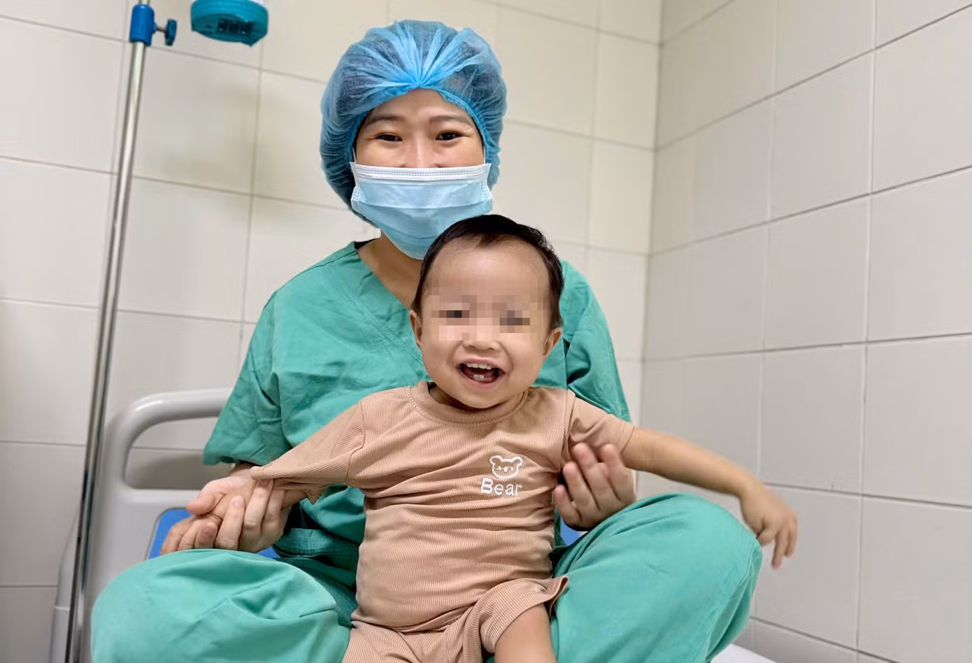 Cháu V.Q.H. (15 tháng tuổi, trú thị xã Ba Đồn, tỉnh Quảng Bình) là bệnh nhi nhỏ tuổi nhất vừa được ghép gan thành công tại Bệnh viện Trung ương Huế.