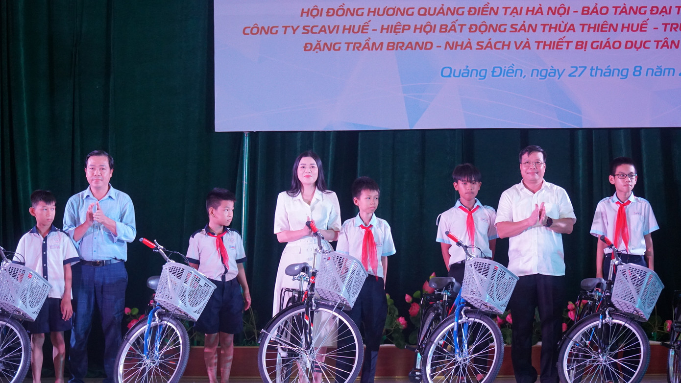 Trao tặng xe đạp cho học sinh nghèo vượt khó.