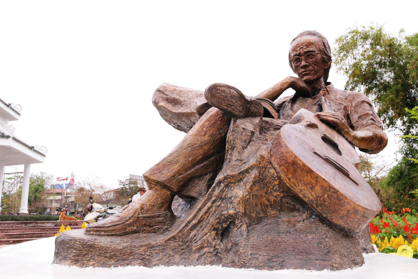 Chiều 28/2, tại công viên đường Trịnh Công Sơn (phường Gia Hội, TP. Huế) diễn ra lễ khánh thành tượng nghệ thuật cố nhạc sĩ Trịnh Công Sơn và chương trình biểu diễn nhạc Trịnh Công Sơn. Ảnh: Luân Nguyễn