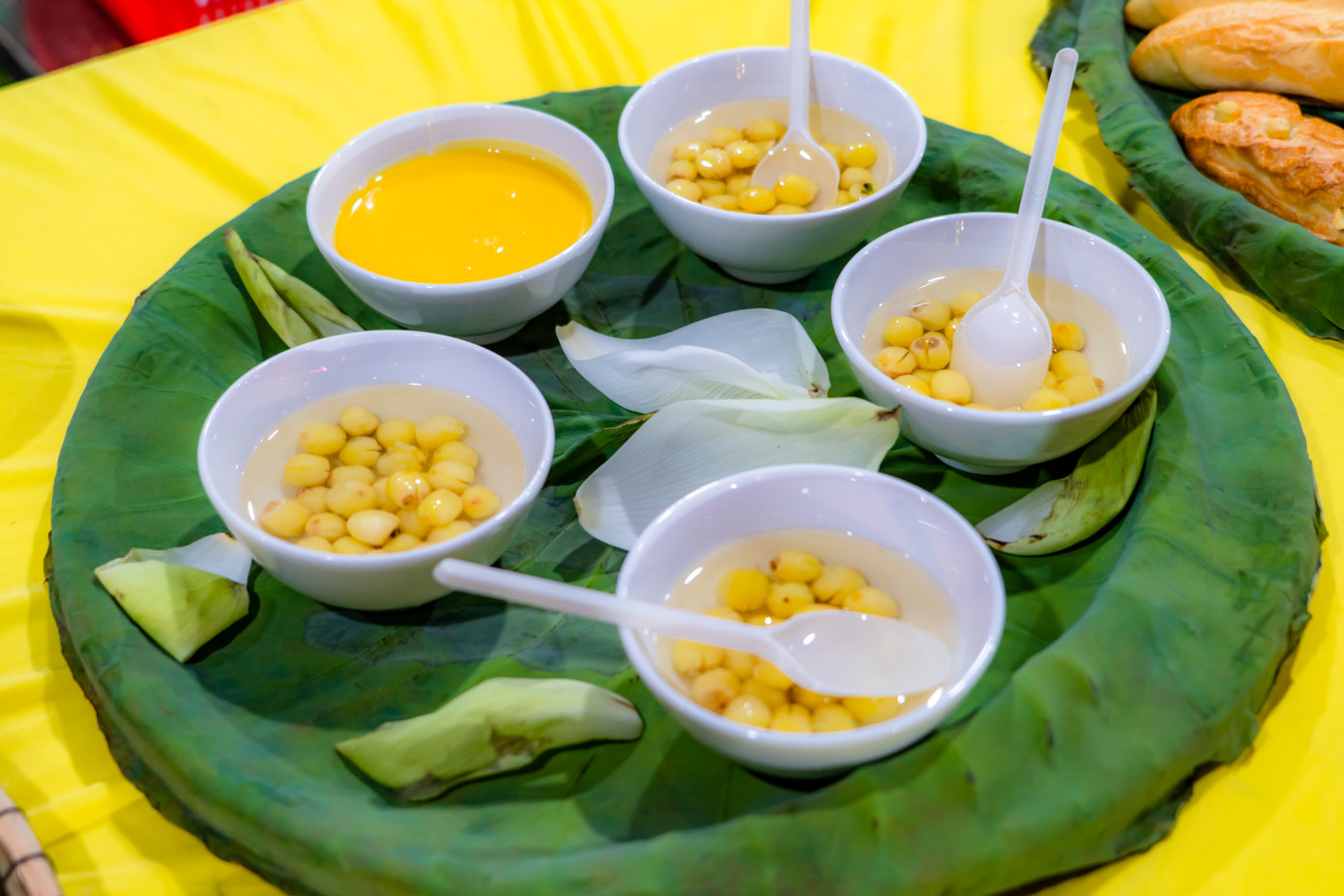 Các hoạt động quảng diễn pha trà sen, thưởng thức các loại trà sen, các loại bánh sen, những món ẩm thực từ sen tại các gian hàng của doanh nghiệp địa phương.