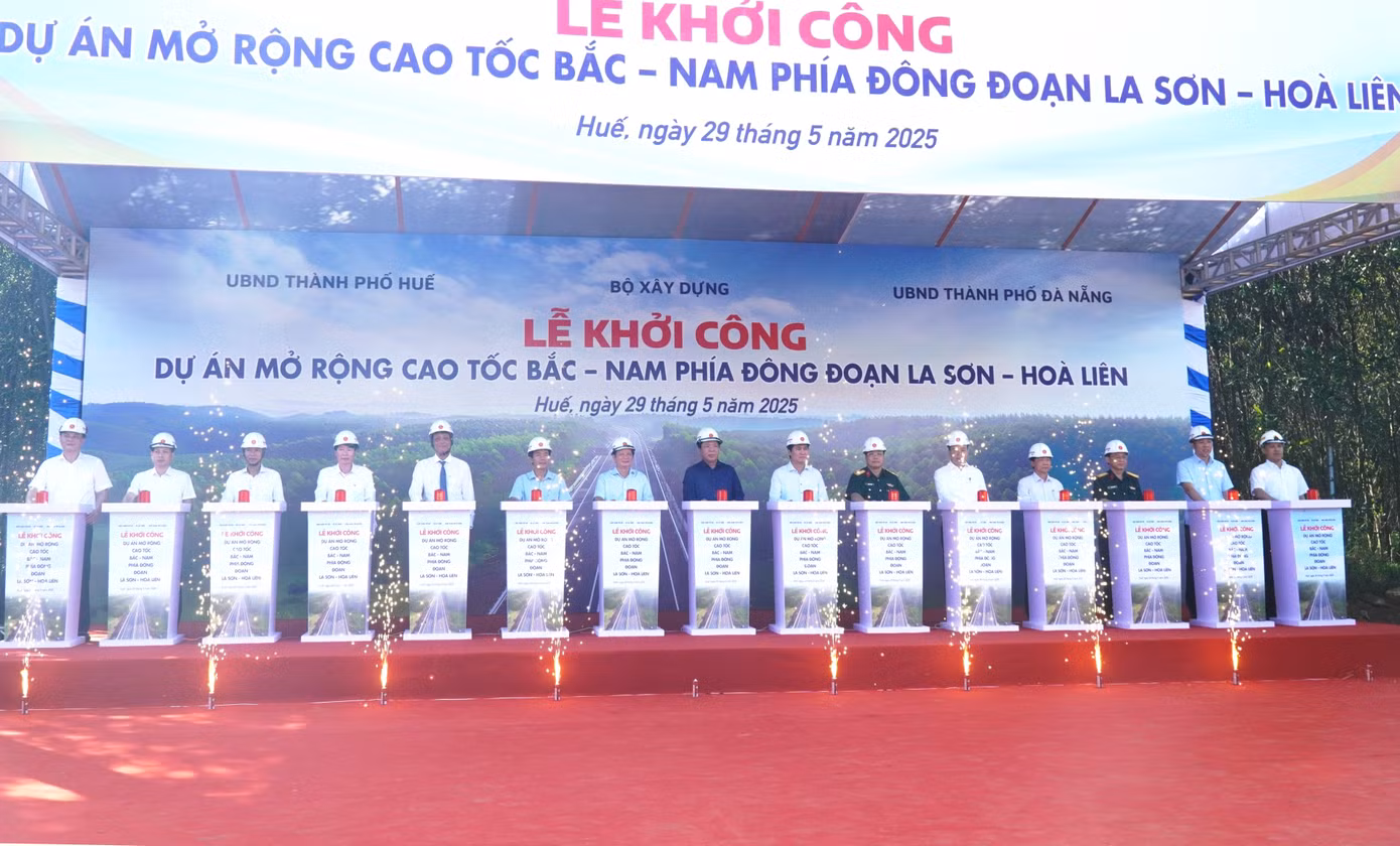 Bộ Xây dựng phối hợp UBND TP Huế và Đà Nẵng vừa tổ chức khởi công dự án mở rộng đoạn cao tốc La Sơn - Hòa Liên. Đây là một phần trong tổng thể dự án xây dựng cao tốc Bắc - Nam phía Đông, nối liền hai thành phố trực thuộc Trung ương là Huế và Đà Nẵng.